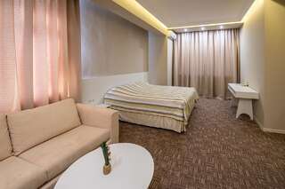 Отель light hotel & hub Киев Улучшенный люкс с кроватью размера «king-size»-2