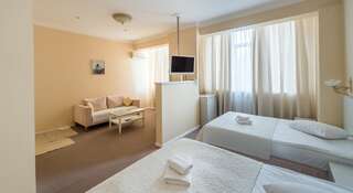 Отель light hotel & hub Киев Люкс с кроватью размера "king-size" и джакузи-5