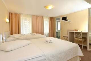 Отель light hotel & hub Киев Улучшенный двухместный номер с 2 отдельными кроватями-2