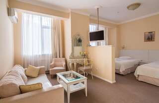 Отель light hotel & hub Киев Люкс с кроватью размера "king-size" и джакузи-10