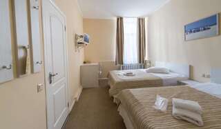 Отель light hotel & hub Киев Улучшенный двухместный номер с 2 отдельными кроватями-13